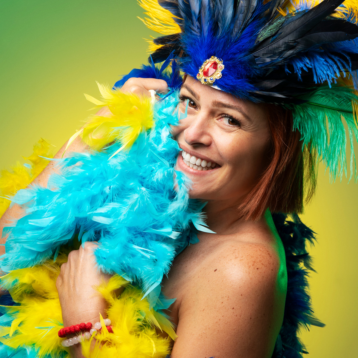 Luci Pupke performing samba on stage